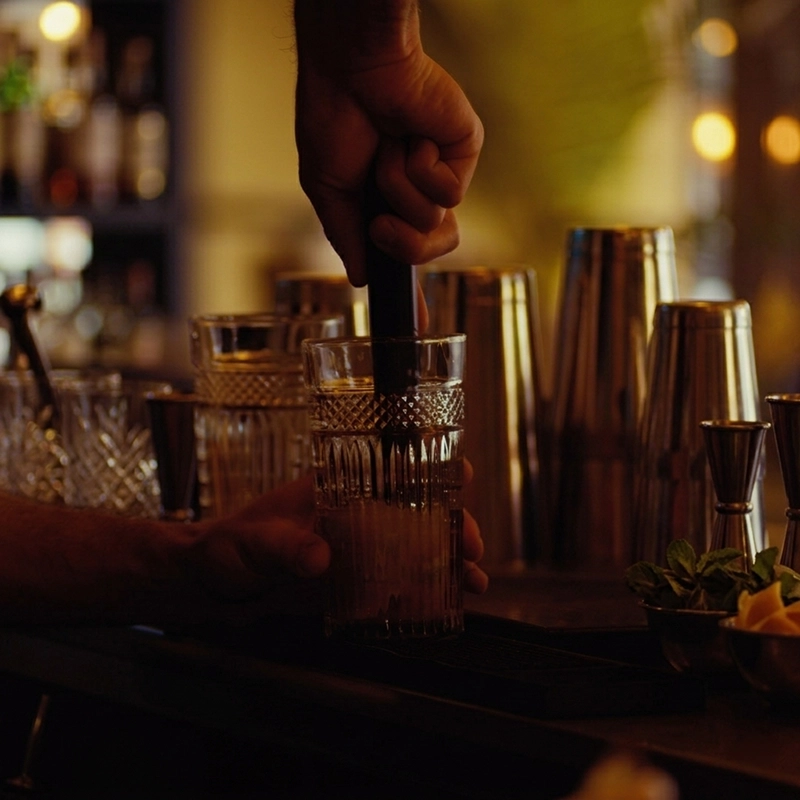 Bartender preparando un cóctel en William Buzz Cocktail Bar