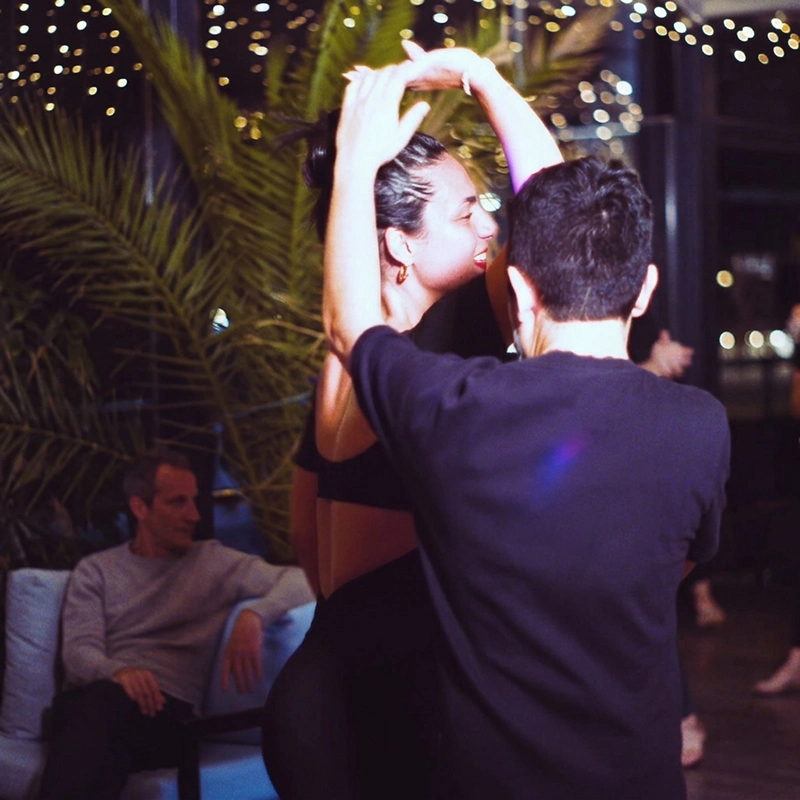 william buzz. Pareja disfrutando de la música en directo mientras bailando